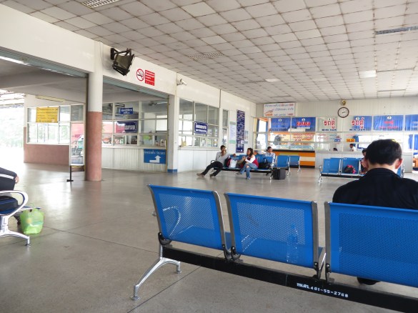 Tratin bussiasema, samasta paikasta lähtevät sekä isot että pikkubussit. Pattayalla saisivat ottaa oppia!