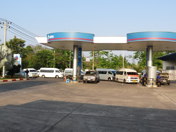 Yhden auton "kaasuttaminen" kesti n. 8 minuuttia, mikä selittää jonon hitaan etenemisen