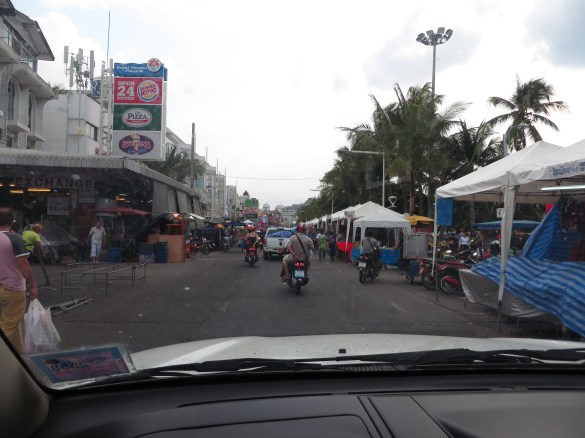 Pattaya Beach road valmistuu Pattayan musiikkifestivaaleihin - ja toivoo ettei sataisi. Toive taisi toteutua!