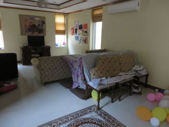 Meidän olkkariin oli rakennettu edellisenä iltana maja, jossa synttärisankari ja Oppu nukkuivat