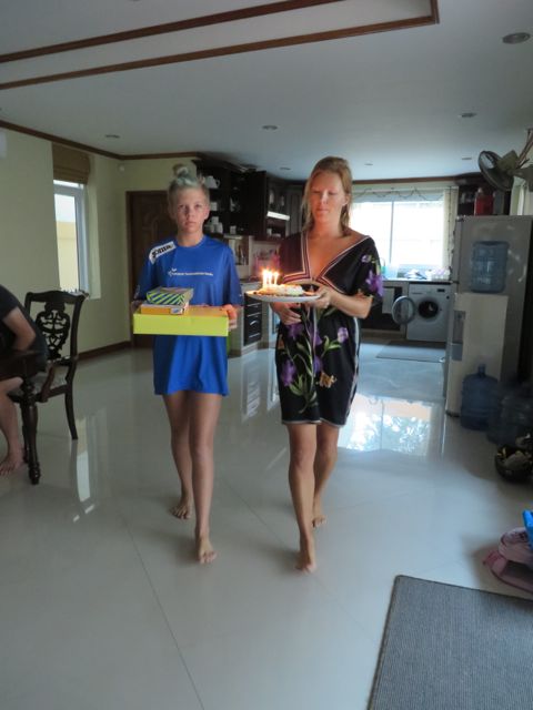 Synttäriaamun "yllätys" lähestyy majaa