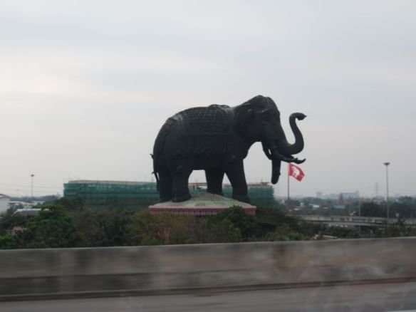Matkalla Bangkokiin kansitien varrella on todella mahtavan kokoinen kolmipäinen norsupatsas. Eipä kuva tee sille lainkaan oikeutta!