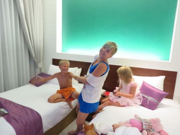 Tyttöjen huone. Ensimmäistä kertaa sängyt niin kapeat, ettei mahtunut kahdestaan nukkumaan.  Mutta tehtiin niistä sitten jättiläisparisänky!