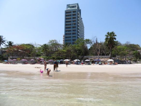 Ranta hotellin kohdalla, D Varee jää ison talon ja puitten taakse