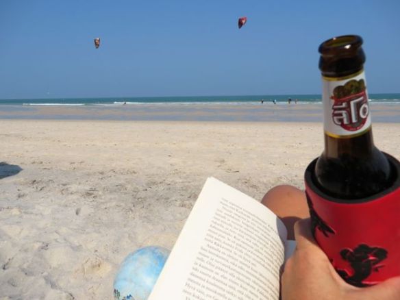 Iltapäivän janojuomaa siemaillessa saattoi lukea kirjaa tai ihmetellä kymmeniä leijasurffareita