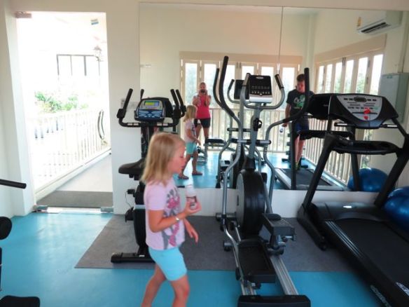 Aamulla hotellin kuntosalilla. Tilaa niukasti, mutta kaikki tuliterää, kuten koko hotelli