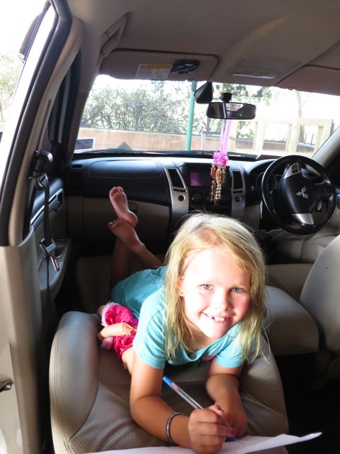 Odotellaan tyttöjä ratsastustunnilta. Piekku on tehnyt olonsa lokoisaksi