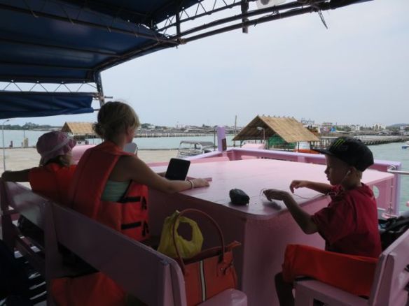 Vanha tuttu "vaaleanpunainen unelma" vei meidät Sri Ban Phen satamasta Koh Sametille hintaan 50 bahtia/hlö