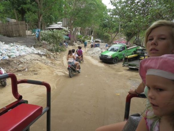 Teiden rakennustyöt ovat marraskuusta jonkin verran edenneet. Paikoin saari vaikuttaakin olevan yhtä rakennustyömaata