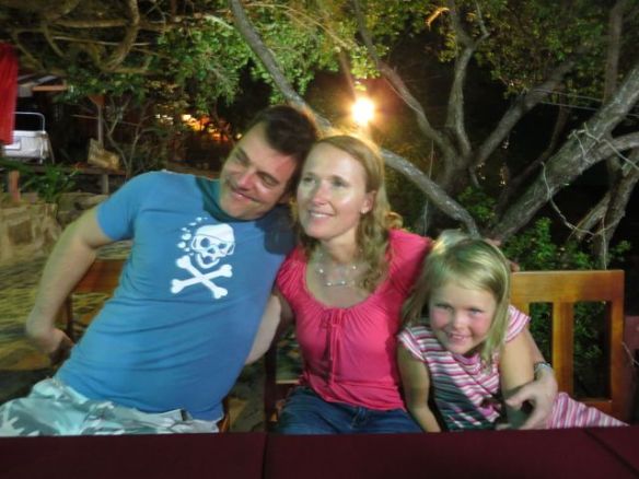 Toisena iltana illastettiin hotellin vasemmalla puolella olevassa kallioravintolassa