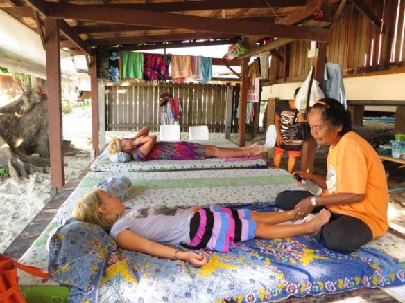 Seuraavana aamuna me tytöt hemmottelimme itseämme hieronnassa rannalla