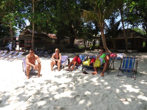 Puun varjossa, taustalla meidän rantahuoneet