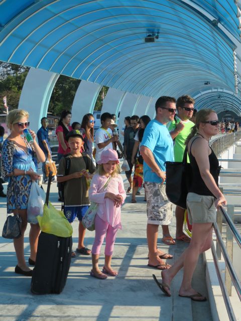 Mikko ja Viivi jäivät saarelle loppuviikoksi, ja me palasimme Pattayalle valmistautumaan kouluviikkoon