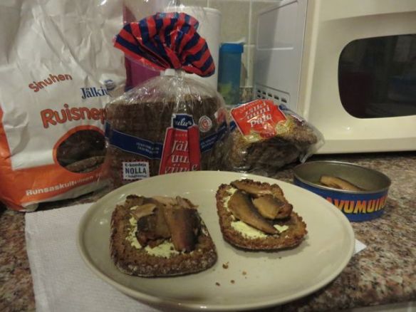 Mikko toi meille tälläkin kertaa runsaat herkkutuliaiset: ihania Puulaveden muikkkuja ja aitoa suomalaista ruisleipää sekä merkkareita!