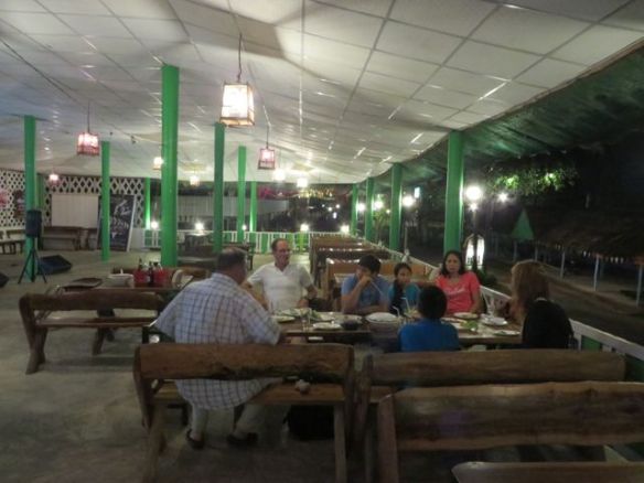 Koko porukka (minua lukuunottamatta) illallisen ääressä