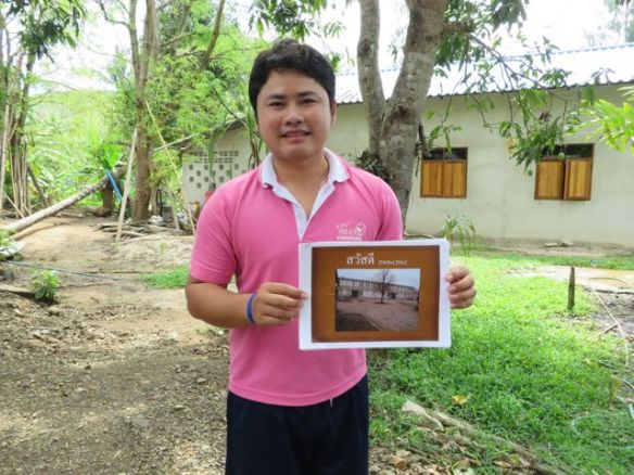 Vein perille Hietakummun ala-asteen kuudennen luokan tervehdyksen, jonka Maria-opettaja oli lähettänyt. Luokassa oli tutustuttu näiden lasten elämään mm. blogini välityksellä