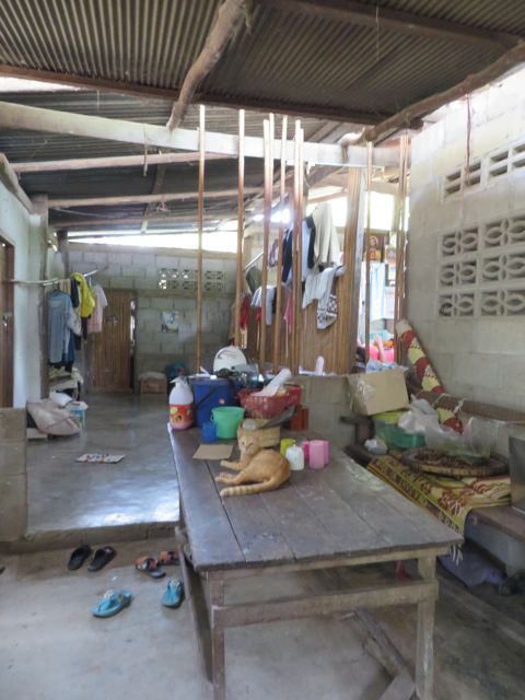 Perheen oma talo sisäpuolelta, takana oikealla tyttöjen makuutila