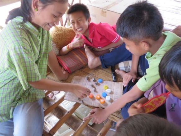 Itse tehty peli. Ensi avustuskäynnillä kuormassa taitaa ollamukana muutama shakki- ja muukin peli