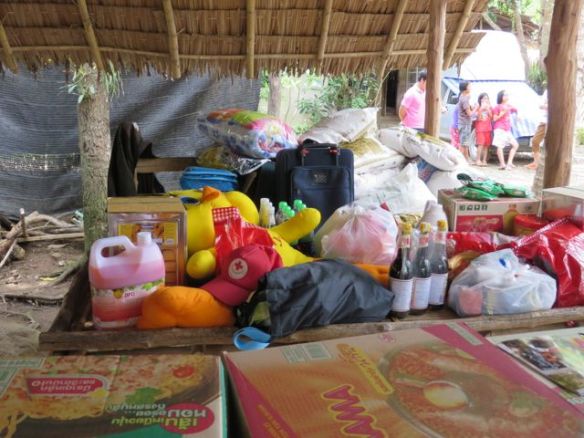 Avustuskuorma purettuna väliaikaiseen säilytyskatokseen