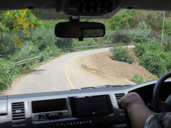 Paluumatkalla. Aiemmin sateista sortunut tiekin oli saatu korjattua