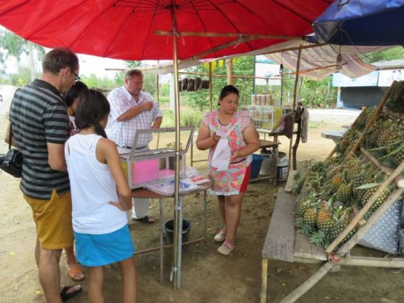 Tienvarren ananaskauppiaitten tarjouksia ei voinut vastustaa!