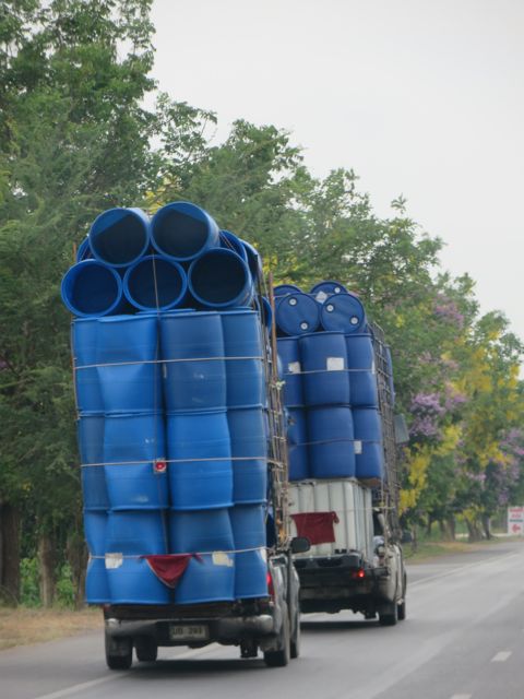 Kahden pikku pick-upin lavalle oli lastattu käsittämätön määrä tynnyreitä