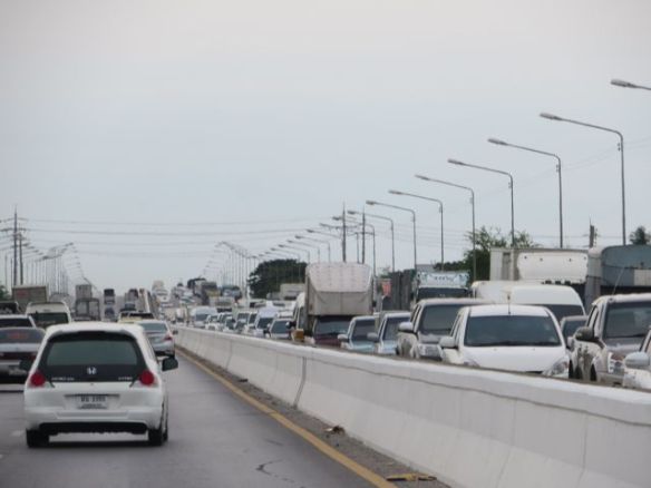 Bangkokin ohittava kansitie täysin tukossa -onneksi toiseen suuntaan