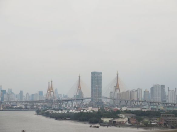 Suurkaupungin utuinen siluetti. Osan udusta aiheuttivat laitakaupungin kytevät kaatopaikat