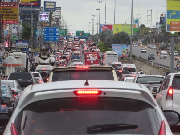 Melkein kotona. Pattayan kohdalla Sukhumvit Roadkin aivan tukossa lauantai-iltana