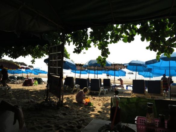 Hiekkaleikkejä varjossa