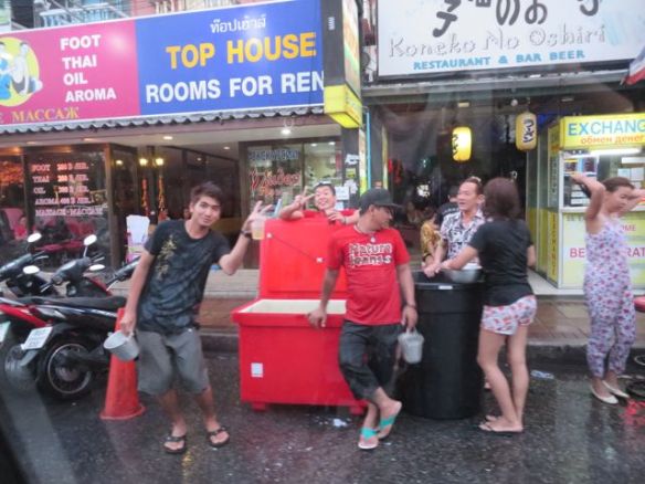 Iloisia ihmisiä kadunvarret täynnä