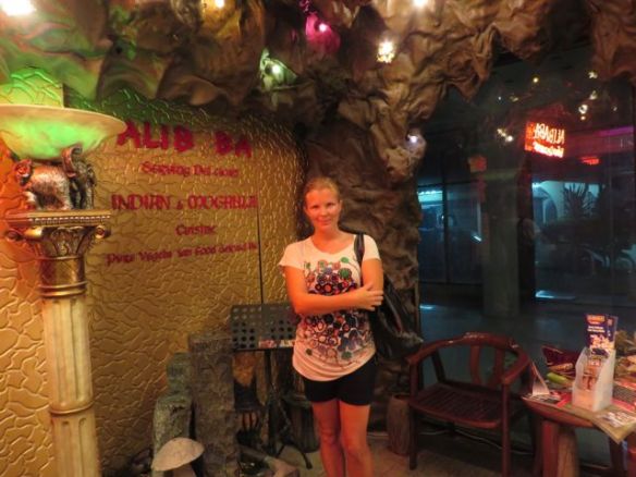 Sisällä ravintolassa pysyi kuivana. Tämä Ali Baba oli tosi viihtyisä ja vanha intialainen, ruokakin erinomaista!