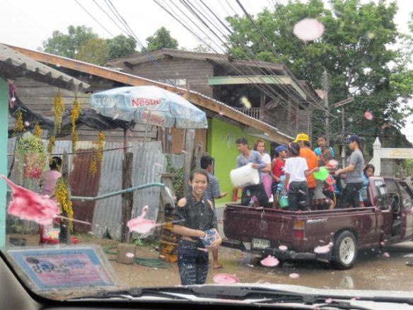 Vaaleanpunaista talkkia auton onneksi?