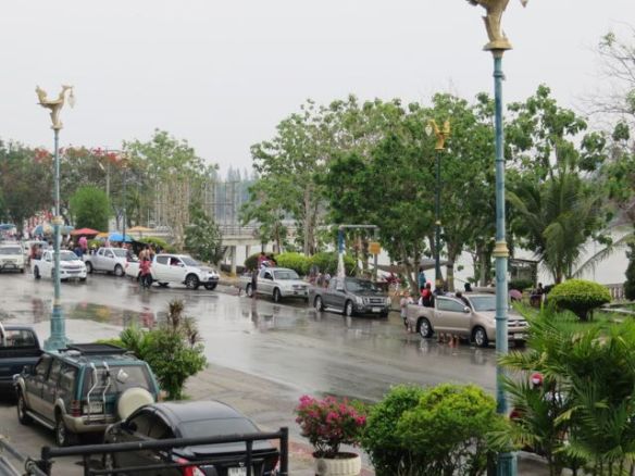 Hotellilta oli näkymä joenrannan täyttöpisteelle