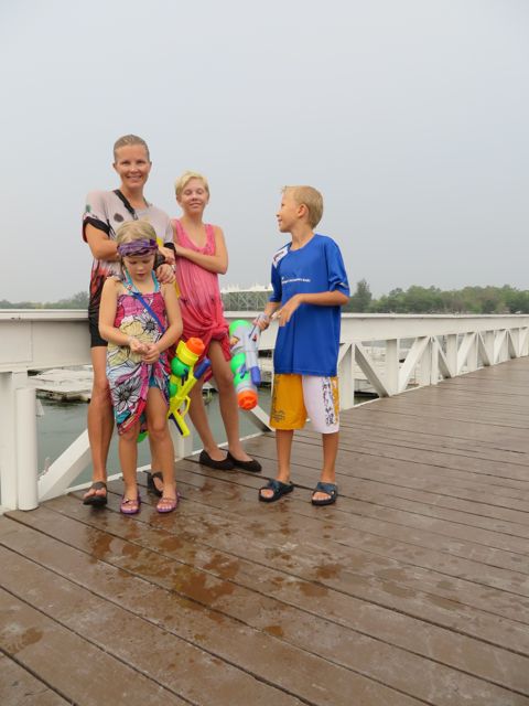 Takin kaupungin halki virtaava joki kulkee myös Bangkokin halki Chao Phraya -jokena. 