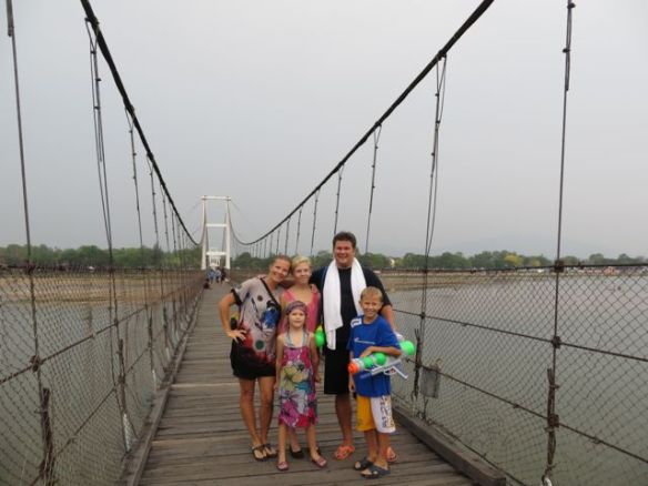 Matkalla joen yli katsomaan, mikä väenpaljous oli kokoontunut vastarannalle