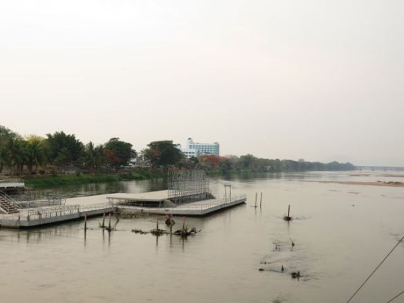 Näkymä toiseen suntaan, korkea rakennus on meidän hotelli Viengtak Hotel