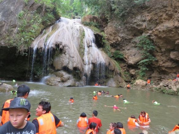 Etsi kuvasta kelluva farangi! Olimme ainoat länkkärit...