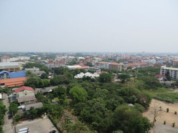 Näköala uima-altaalta. Vuorille päin ei sumun takia näkynyt juuri lainkaan