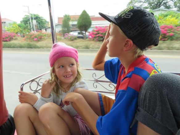 Ostarin jälkeen kyyti vaihtui Tuktukiin, jossa melkein kaikille oli istumapaikat