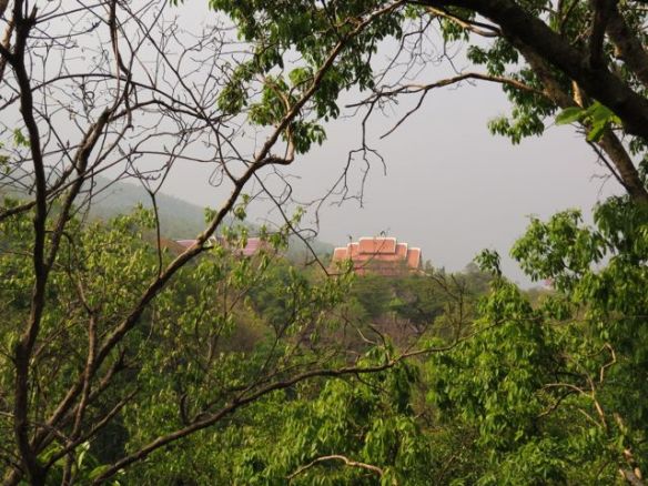 Näkymä sumuisille vuorille