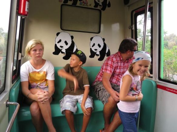 Eläintarhaa pääsi kiertämään joko avobussilla tai ilmajunaradalla, jossa nyt ollaan