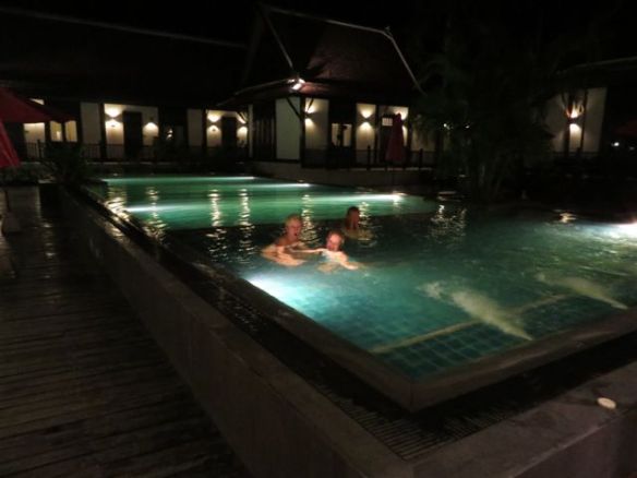 Legendha Sukhothai Hotel ja ihana suolavesiuima-allas. Lämpötila arviolta n. +33. Siis veden.