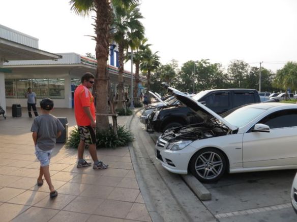 Autot läähättämässä huoltoasemalla loppuiltapäivästä