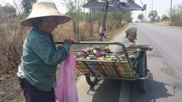 Edelliskerralla reissussa olleet olivat pysähtyneet haastattamaan pariskuntaa, he eivät olleet matkalla minnekään. "Eteenpäin" olivat vain viittoilleet. Kärryt olivat täynnä tien varresta löytynyttä tavaraa