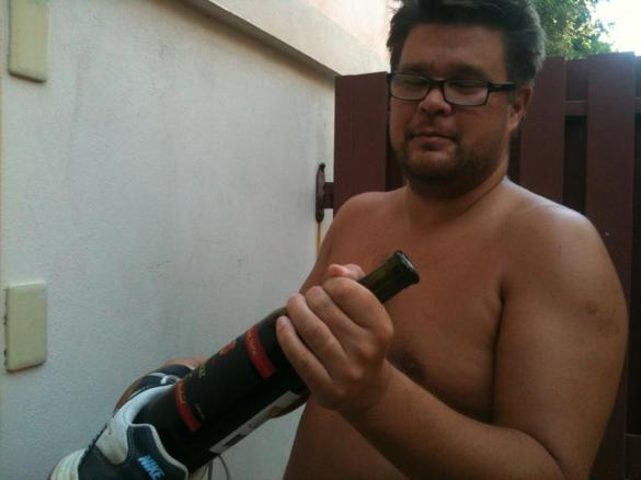 Otetaan pullo, josta kaulushärpäkkeet on poistettu ja korkki näkyy. Sekä kenkä.