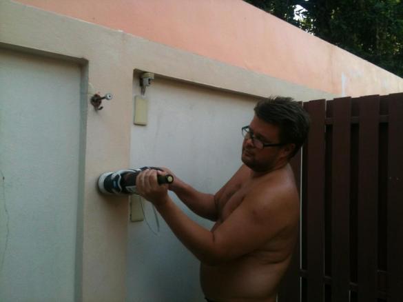 Sitten otetaan seinä, ja paukutetaan kenkään asetettua pulloa kuvan osoittamalla tavalla seinään