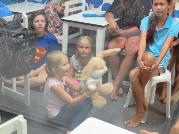 Koulun musiikkituntia vakoilemassa