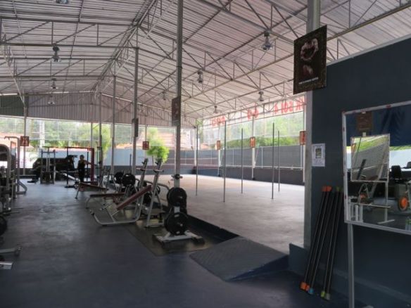 Täältä löytyy myös sulkapallokenttä ja pingispöytä ja tanssitangot. Eikä ole ruuhkaa! Mahtuu vaikka pyörtymään... 