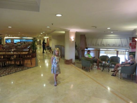 Zon-hotellin baariaula ja aamiaisravintola